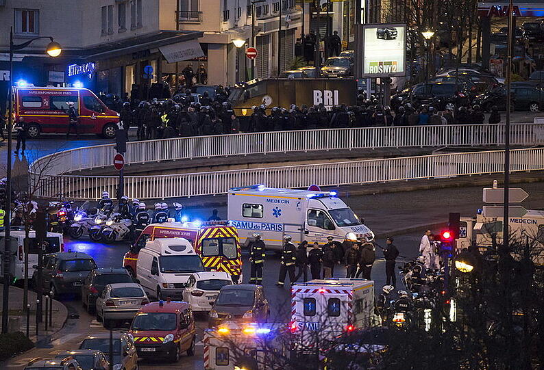 Zugriff! Blendgranaten, Gewehr-Feuer: Das Sondereinsatzkommando stürmt den Lebensmittelladen in Paris. Vier Geiseln und der Geiselnehmer kommen am Ende ums Leben.