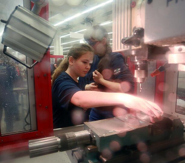 Im Technik-Camp bei den SWM bekommen Schülerinnen einen Einblick in Berufe, die meist Männer ergreifen.