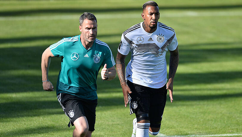 Im WM-Modus: Jerome Boateng (re.) vom FC Bayern beim DFB-Team. Im WM-Modus: Jerome Boateng (re.) vom FC Bayern beim DFB-Team.