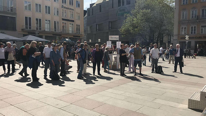 Eine überschaubare Menge: Die Teilnehmer bei der Demonstration am Marienplatz.