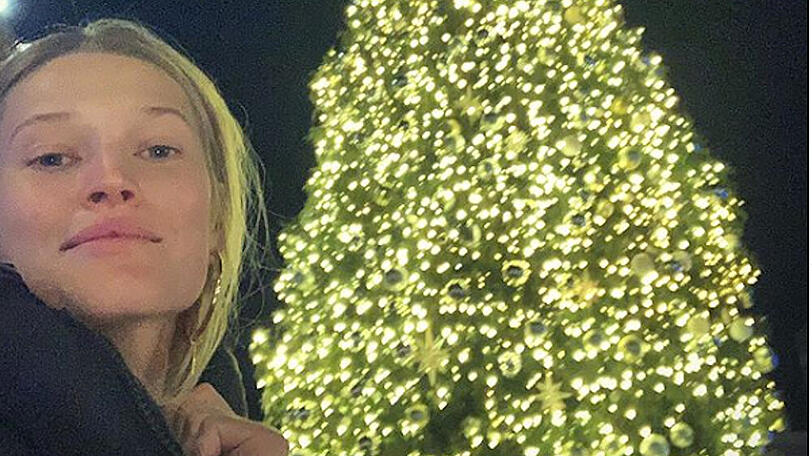 Toni Garrn posiert vor einem riesigen Christbaum
