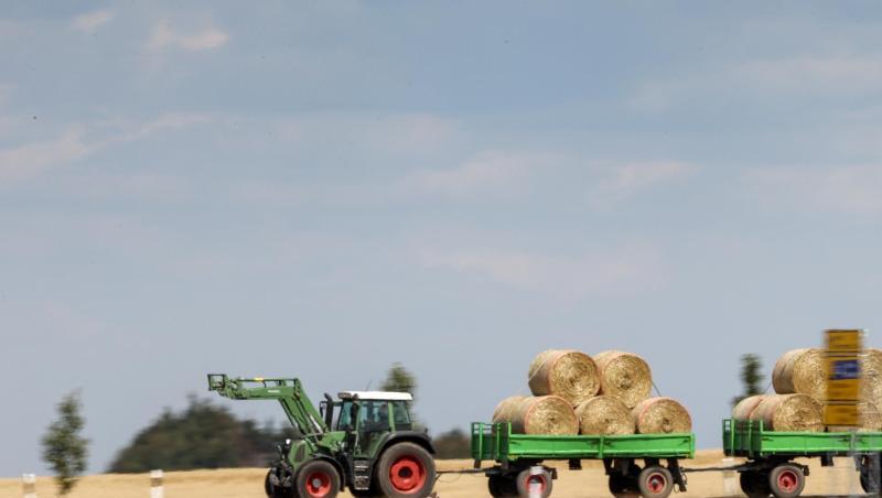 Ein Traktor zieht zwei mit Strohballen beladene Hänger. Foto: Jan Woitas/dpa-Zentralbild/ZB/Symbolbild Ein Traktor zieht zwei mit Strohballen beladene Hänger. Foto: Jan Woitas/dpa-Zentralbild/ZB/Symbolbild