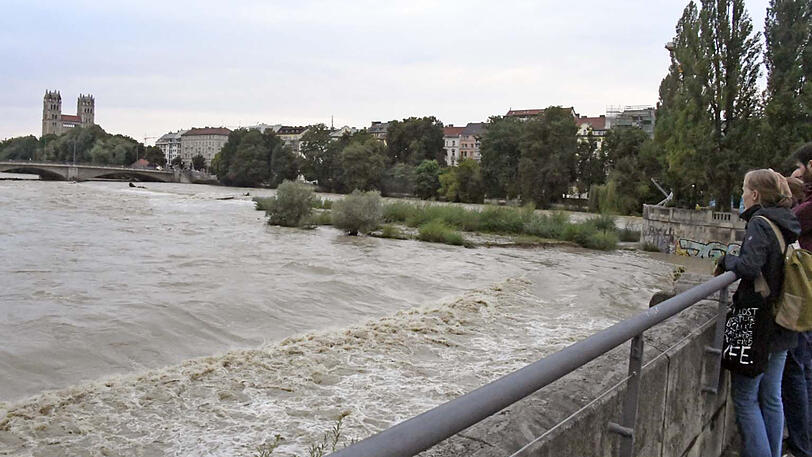 Der Isarpegel sinkt langsam wieder ab, die Hochwasserwarnung besteht aber weiterhin.