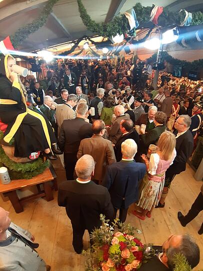 Mit zwei Schlägen hat Dieter Reiter (SPD) die Wiesn 2019 eröffnet.