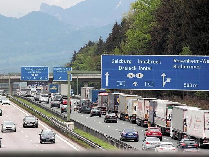 Lastwagen stauen sich auf der Autobahn 8 bei Rosenheim. Foto: Josef Reisner/dpa/Archivbild