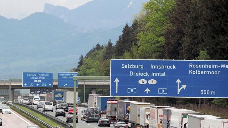 Lastwagen stauen sich auf der Autobahn 8 bei Rosenheim. Foto: Josef Reisner/dpa/Archivbild Lastwagen stauen sich auf der Autobahn 8 bei Rosenheim. Foto: Josef Reisner/dpa/Archivbild