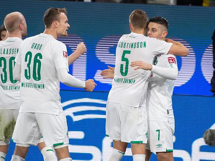 Bremens Milot Rashica (r) wird nach seinem Führungstor gefeiert.