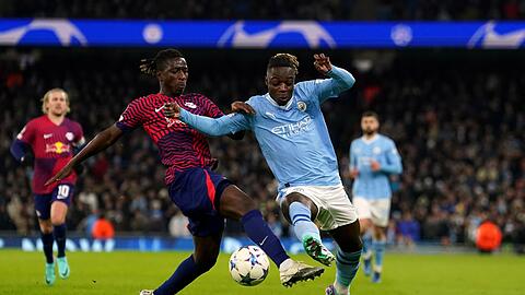 Duell um den Ball: Jeremy Doku (r) von Manchester City gegen Leipzigs Amadou Haidara.