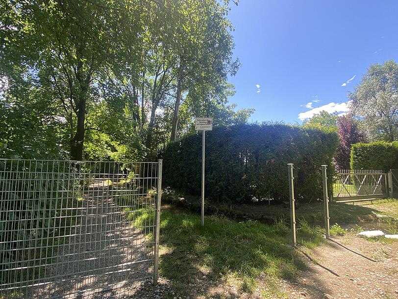 Am 22. Juli war der Weg frei, weil ein Zaunelement ausgehängt ist. Das Schild warnt schon lange: "Naturnaher Weg. Benutzung auf eigene Gefahr." Am 22. Juli war der Weg frei, weil ein Zaunelement ausgehängt ist. Das Schild warnt schon lange: "Naturnaher Weg. Benutzung auf eigene Gefahr."
