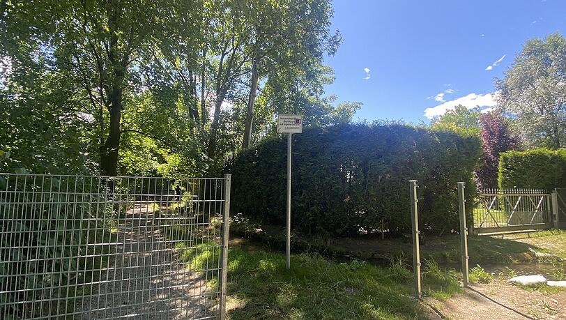 Am 22. Juli war der Weg frei, weil ein Zaunelement ausgehängt ist. Das Schild warnt schon lange: "Naturnaher Weg. Benutzung auf eigene Gefahr." Am 22. Juli war der Weg frei, weil ein Zaunelement ausgehängt ist. Das Schild warnt schon lange: "Naturnaher Weg. Benutzung auf eigene Gefahr."