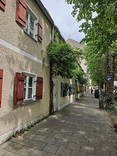 Idyllisch: Herbergshäusl entlang der Preysingstraße. Idyllisch: Herbergshäusl entlang der Preysingstraße.