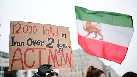 Solidarit&auml;t mit den Demonstranten im Iran auch in Berlin: Nun hat das Ausw&auml;rtige Amt den Botschafter des Landes einbestellt.