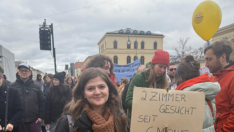 Eine Demo-Teilnehmerin hat die Suche satt.