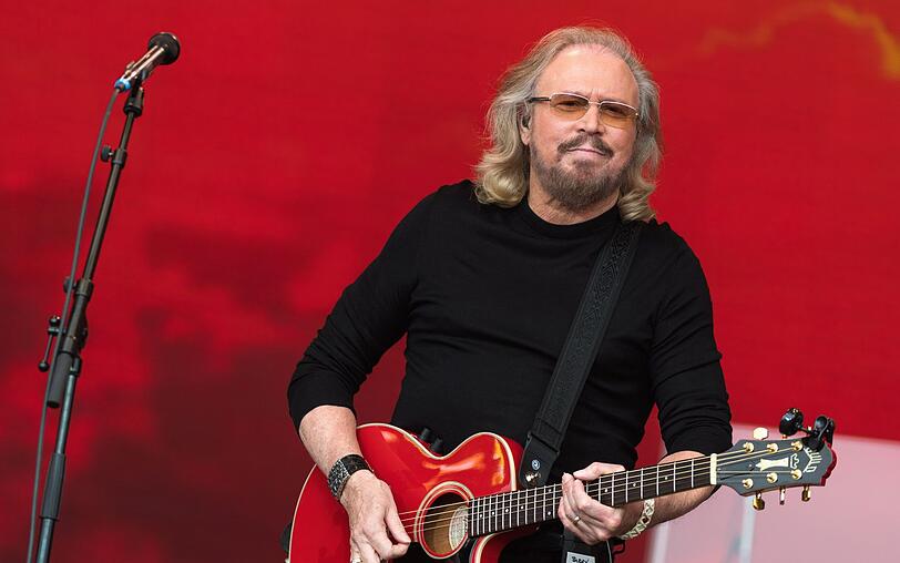 Barry Gibb, hier zu sehen bei einem Auftritt im Jahr 2017, hat sich weitgehend aus dem öffentlichen Leben zurückgezogen. Am 1. September feiert die Bee-Gees-Legende ihren 80. Geburtstag. Barry Gibb, hier zu sehen bei einem Auftritt im Jahr 2017, hat sich weitgehend aus dem öffentlichen Leben zurückgezogen. Am 1. September feiert die Bee-Gees-Legende ihren 80. Geburtstag.