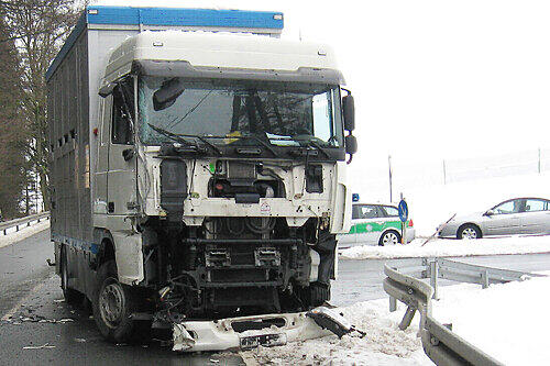 Der Fahrer dieses beladenen Viehtransporters hatte die Vorfahrt des Linienbusses missachtet.