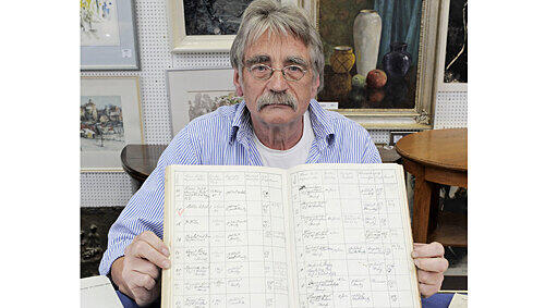 Auktionator Werner Behringer mit einigen der 500 Dokumente. Auktionator Werner Behringer mit einigen der 500 Dokumente.