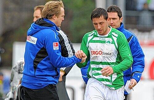 Streicheleinheiten für den Sorgenkicker: Fürths Trainer Mike Büskens und sein Null-Tore-Stürmer Miroslav Slepicka.