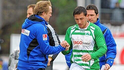 Streicheleinheiten für den Sorgenkicker: Fürths Trainer Mike Büskens und sein Null-Tore-Stürmer Miroslav Slepicka. Streicheleinheiten für den Sorgenkicker: Fürths Trainer Mike Büskens und sein Null-Tore-Stürmer Miroslav Slepicka.