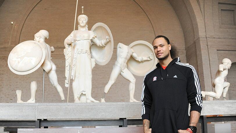 Bayern-Star Chevon Troutman in der Glyptothek. Bayern-Star Chevon Troutman in der Glyptothek.