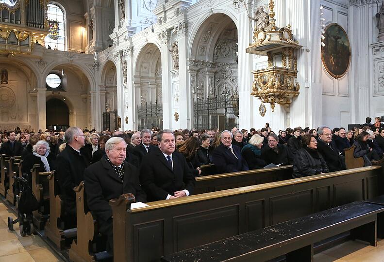 Abschied von Konstanze Vernon: Die Bilder von der Trauerfeier