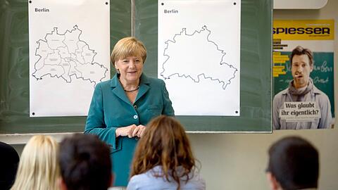 "Guten Morgen Frau Merkel" - Die Kanzlerin als Aushilfslehrerin in Berlin. Die Bilder!