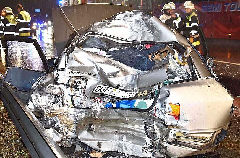 Das Wrack des Audi 100 ist bis zur Unkenntlichkeit verformt. Die Fahrerin wurde schwer verletzt.