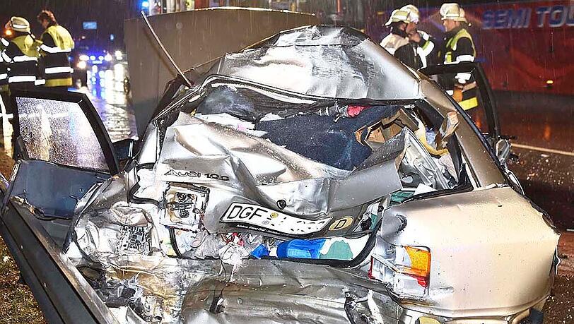 Das Wrack des Audi 100 ist bis zur Unkenntlichkeit verformt. Die Fahrerin wurde schwer verletzt. Das Wrack des Audi 100 ist bis zur Unkenntlichkeit verformt. Die Fahrerin wurde schwer verletzt.