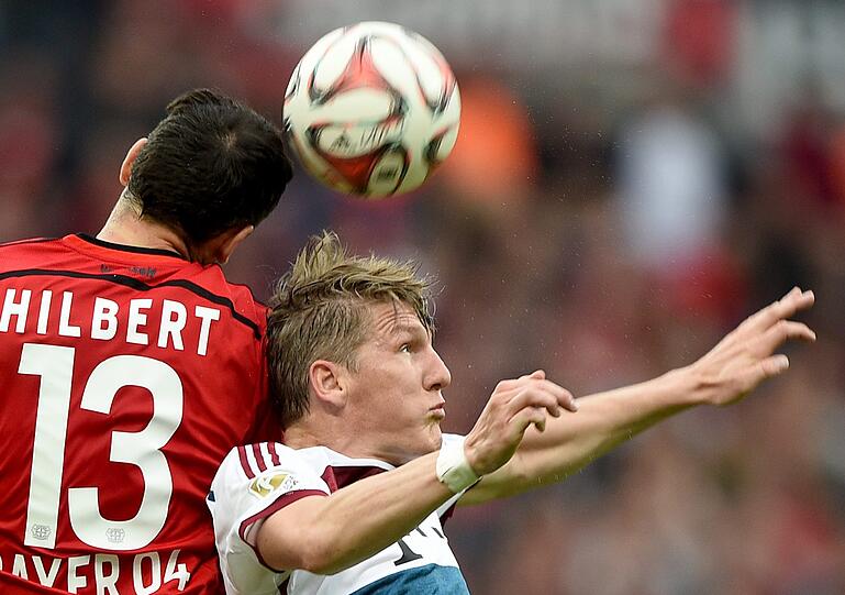 Bastian Schweinsteiger (links) im Duell mit Leverkusens Roberto Hilbert.