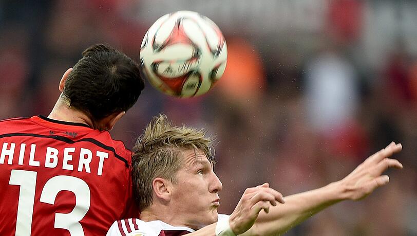 Bastian Schweinsteiger (links) im Duell mit Leverkusens Roberto Hilbert.