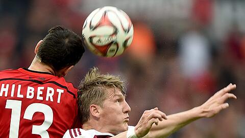 Bastian Schweinsteiger (links) im Duell mit Leverkusens Roberto Hilbert.