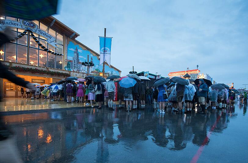 Dieses Jahr war das erste Wiesn-Wochenende so verregnet wie schon seit Jahren nicht mehr. Foto: Bernd Wackerbauer