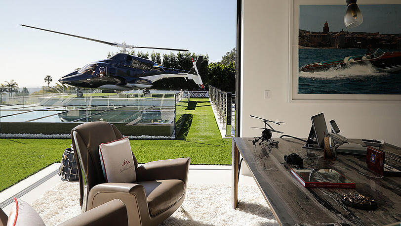 Auf dem Dach landet der Helikopter, im Keller parken die Luxus-Autos.