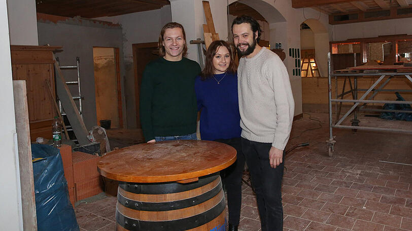 Xaver (v. l.), Theresa und Jakob Portenlänger auf der Baustelle vom alten Zwingereck.