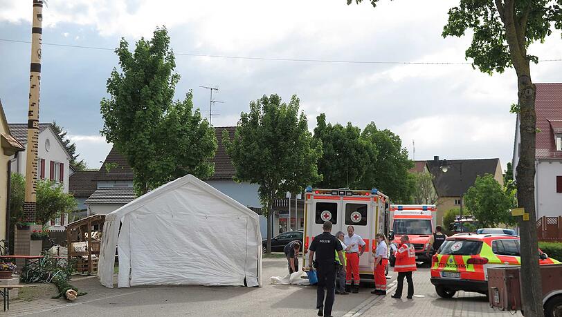 Rettungskräfte im Einsatz neben dem Maibaum, dessen Spitze abbrach und die Frau erschlug. Rettungskräfte im Einsatz neben dem Maibaum, dessen Spitze abbrach und die Frau erschlug.