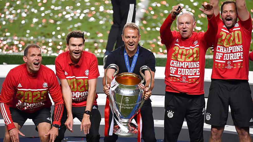 Hansi Flick und sein Trainerteam mit Cup - von links: Holger Broich, Danny Roehl, Flick, Hermann Gerland und Toni Tapalovic.