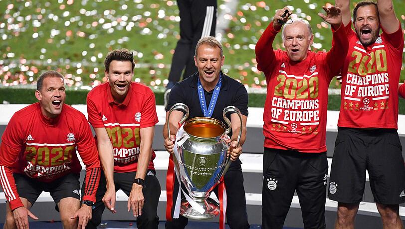 Hansi Flick und sein Trainerteam mit Cup - von links: Holger Broich, Danny Roehl, Flick, Hermann Gerland und Toni Tapalovic.