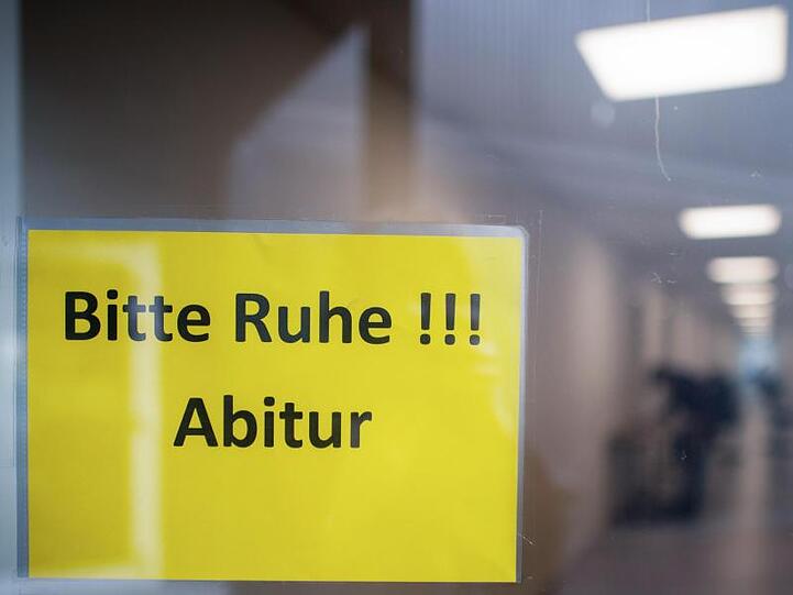 Ein Schild, was die Aufschrift "Bitte Ruhe!!! Abitur" trägt, hängt an einem Glas. Foto: Jonas Güttler/dpa/Archivbild
