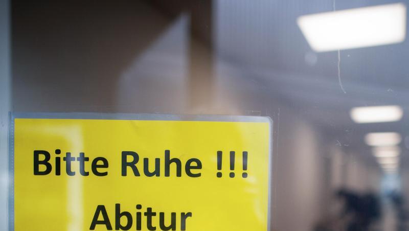 Ein Schild, was die Aufschrift "Bitte Ruhe!!! Abitur" trägt, hängt an einem Glas. Foto: Jonas Güttler/dpa/Archivbild Ein Schild, was die Aufschrift "Bitte Ruhe!!! Abitur" trägt, hängt an einem Glas. Foto: Jonas Güttler/dpa/Archivbild