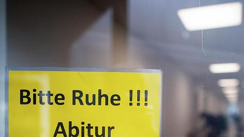Ein Schild, was die Aufschrift "Bitte Ruhe!!! Abitur" trägt, hängt an einem Glas. Foto: Jonas Güttler/dpa/Archivbild