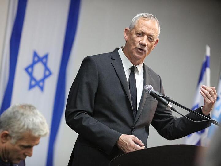 Benny Gantz hat seine Niederlage bei der Parlamentswahl gegen das Bündnis um Netanjahu eingestanden.