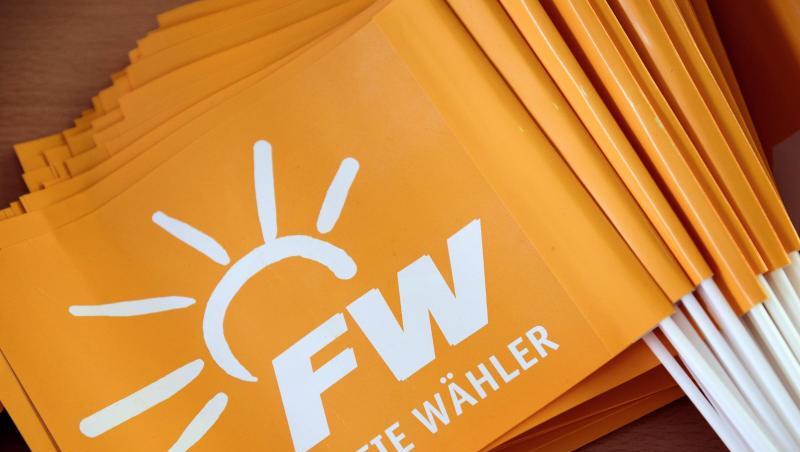 Bei der Landesversammlung der Freien Wähler sind Fähnchen mit dem Logo der Partei auf einem Tisch zu sehen. Foto: Nicolas Armer/Archiv