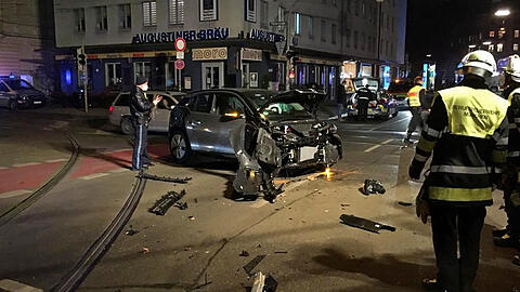 Die Münchner Berufsfeuerwehr leuchtete die Einsatzstelle für die Unfallaufnahme der Polizei aus.