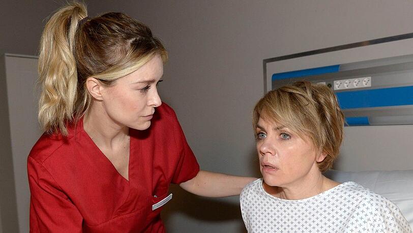 "GZSZ": Jessica (l.) versucht Yvonne nach dem Vorfall mit der Presse zu beruhigen.