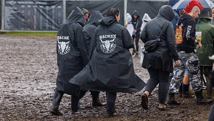 Metal-Fans müssen wegen starken Regens bei der Anreise zum Wacken Open Air in diesem Jahr mit deutlichen Verzögerungen rechnen.