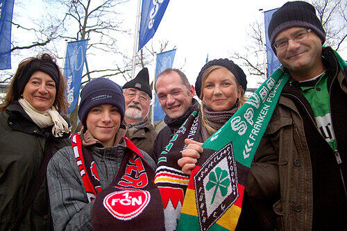Von wegen Nürnberg-Fürther &bdquo;Fan-Feindschaft&ldquo;: Dorit, Lukas, Günter, Anton, Katrin und Christoph (von links) sind eine fröhliche Fußball-Familie &ndash; allerdings mit gegensätzlichen Vorlieben bei der Wahl ihrer Schals. Beim Derby liefen sie gestern trotzdem gemeinsam ins Stadion.