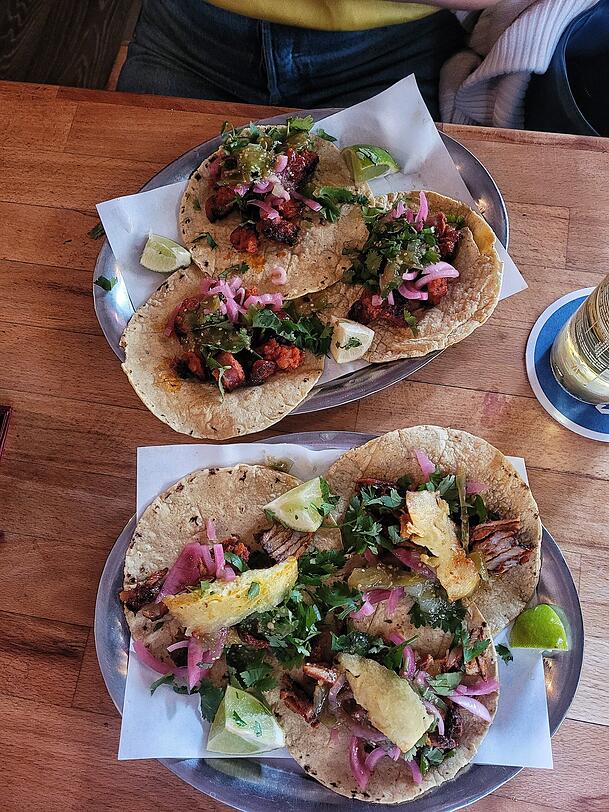 Chorizo und Al Pastor Tacos bei Comal.