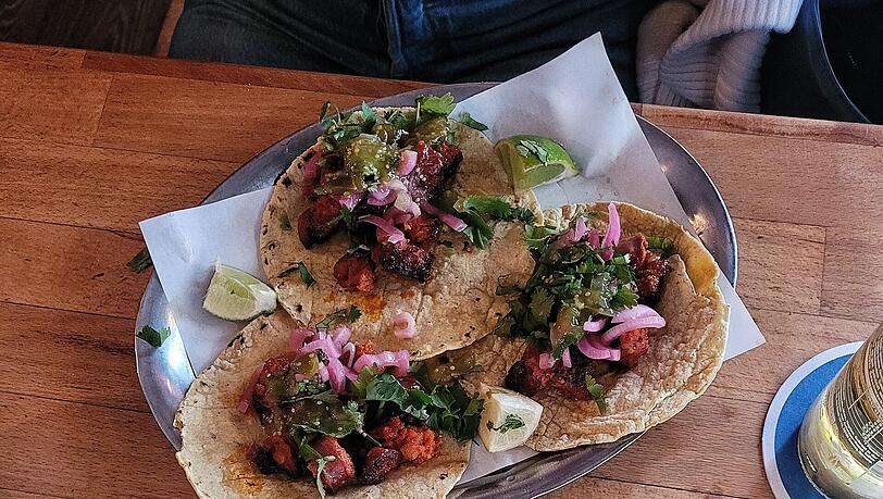 Chorizo und Al Pastor Tacos bei Comal. Chorizo und Al Pastor Tacos bei Comal.