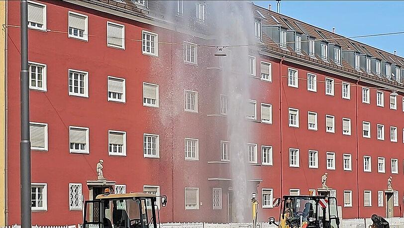Plötzlich schoss das Wasser meterhoch unkontrolliert aus dem Hydranten - bis die Wasserwerke kamen.