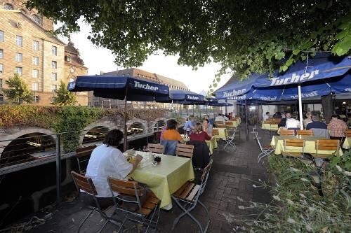 Erholung pur mitten in der Stadt. Bis zu 350 Gäste finden Platz im Tucherbräu-Biergarten. Links das Opernhaus.