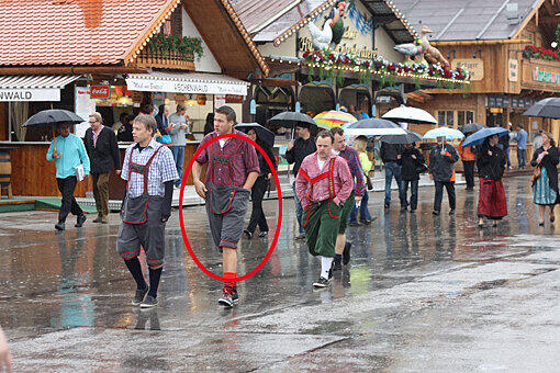 Dieses Jahr sind Lederhosen aus Stoff voll im Trend.